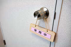 バスルームのドアには使用を知らせるプレートがあります。(2011-01-19,共用部,BATH,1F)