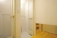 脱衣室の様子。シャワールーム2室とバスルームで共用です。ロールスクリーンで目隠しして使用します。(2012-11-13,共用部,OTHER,1F)