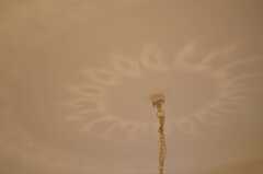 天井に残るランプのシルエット。（208号室）(2012-11-13,専有部,ROOM,2F)