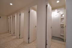 シャワールームが6室並んでいます。奥の2室は女性専用予定とのこと。(2018-07-03,共用部,BATH,1F)