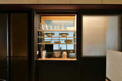 食器棚の様子。奥は窓ガラス！(2022-03-17,共用部,KITCHEN,4F)