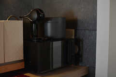 キッチン家電はブラックで統一されています。(2022-03-17,共用部,KITCHEN,4F)