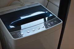 脱衣室に設置された洗濯機。(2022-03-17,共用部,LAUNDRY,4F)