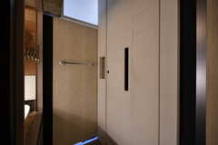 洗面台の対面がトイレです。独特なデザインのドア、実は折戸です。(2022-03-17,共用部,TOILET,4F)