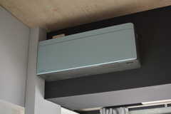 壁紙に合わせて、エアコンもブルー。（402号室）(2022-03-17,専有部,ROOM,4F)