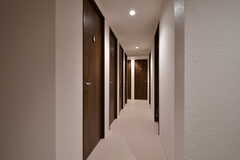 左右にシャワールーム、突き当たりにバスルームが並んでいます。(2022-02-14,共用部,BATH,1F)