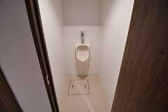 男性用立ち式トイレの様子。(2022-02-14,共用部,TOILET,1F)