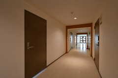 廊下の様子2。左手前のドアがフィットネスルームです。(2022-02-14,共用部,OTHER,2F)