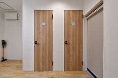 シャワールームは2室並んでいます。(2021-09-02,共用部,BATH,1F)