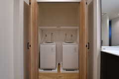 洗濯機の様子。使用中に扉を閉めることができます。(2021-09-02,共用部,LAUNDRY,1F)