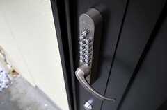 玄関の鍵はナンバー式のオートロックです。(2011-10-05,周辺環境,ENTRANCE,1F)