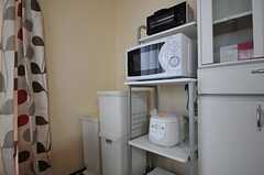 キッチン家電とゴミ箱の様子。(2011-10-05,共用部,LIVINGROOM,1F)