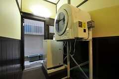 廊下に設置されたコイン式の洗濯機、乾燥機の様子。(2011-10-05,共用部,LAUNDRY,1F)