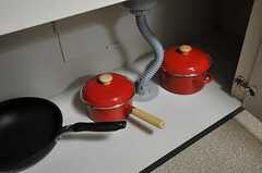シンク下には鍋類が収納されています。(2011-10-05,共用部,KITCHEN,2F)