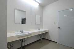 廊下に設置された洗面台の様子。右手のドアがバスルームです。(2011-10-05,共用部,OTHER,2F)