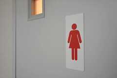 女性用トイレのサイン。(2011-10-05,共用部,TOILET,2F)