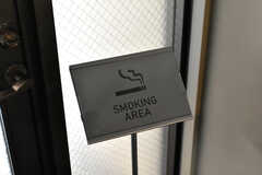 喫煙スペースのサイン。(2021-03-11,共用部,OTHER,1F)