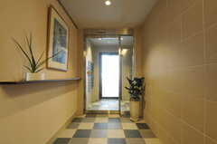 エレベーター前から見た玄関ドアの様子。(2012-03-22,周辺環境,ENTRANCE,1F)
