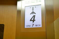 エレベーターには液晶パネルがついています。リビングは7Fにあります。(2012-03-22,共用部,OTHER,4F)