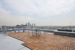 屋上からは武蔵小杉のマンション群が見えます。ウッドタイルが敷かれ、テーブルとチェアも用意されています。(2012-03-22,共用部,OTHER,8F)