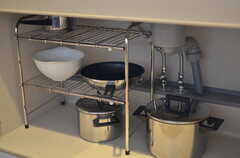 シンク下には鍋類が収納されています。(2012-03-22,共用部,KITCHEN,7F)