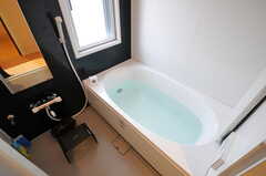 バスルームの様子。全体で1室のみで、夜間電力を使って給湯するので、1日で使える人数には限りがあります。(2012-03-22,共用部,BATH,7F)