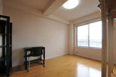 専有部の様子。備品は家具付き、家具なしを選べるそう。（606号室）(2012-03-22,専有部,ROOM,6F)