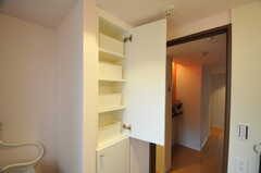 洗面道具を置くことが出来るよう、部屋ごとに棚が用意されています。(2012-03-22,共用部,OTHER,4F)