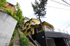 シェアハウスの外観。斜面に建っていて、階段で玄関へアクセスします。(2011-07-06,共用部,OUTLOOK,1F)