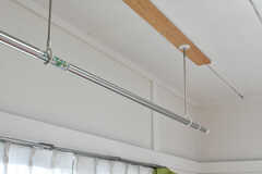 天井には室内用物干しが付けられています。（202号室）(2021-12-05,専有部,ROOM,2F)