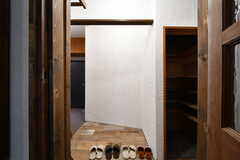 玄関から見た内部の様子。右手に靴置き場があります。(2020-01-31,周辺環境,ENTRANCE,1F)