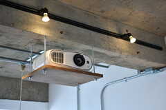 プロジェクターは壁面に照射します。(2020-01-31,共用部,TV,2F)