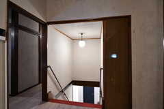 階段周辺の様子。バスルームとシャワールームは1Fにあります。(2020-01-31,共用部,OTHER,2F)