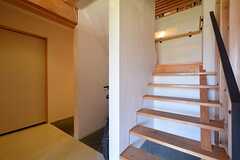 木製ドアを開けると、正面に階段、左手に105号室と水まわり設備に続く、廊下があります。(2014-12-18,共用部,OTHER,1F)