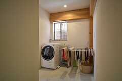 廊下脇に設置された洗濯乾燥機の様子。(2014-12-18,共用部,LAUNDRY,1F)