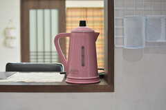 ピンクの色味がかわいい電気ポット。(2022-04-25,共用部,KITCHEN,1F)