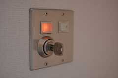 電気は鍵を差し込んで点灯切り替えをします。（301号室）(2015-02-25,専有部,ROOM,3F)