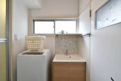 脱衣室の様子。洗面台と洗濯機が設置されています。(2020-11-09,共用部,BATH,2F)