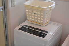 洗濯機の様子。濡れた洗濯物を入れるカゴは、部屋ごとに使えます。(2020-11-09,共用部,LAUNDRY,2F)