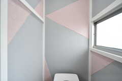 トイレの壁はピンクとブルーグレーに塗り分けられています。(2020-11-09,共用部,TOILET,2F)