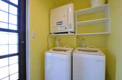 洗面台の対面に洗濯機と乾燥機が設置されています。(2015-03-31,共用部,LAUNDRY,2F)