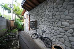 共用棟の玄関の様子。外壁にはゴロゴロとした石が使われています。(2012-05-16,周辺環境,ENTRANCE,4F)