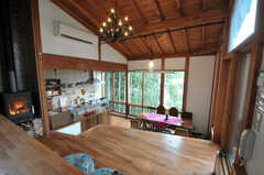 ラウンジはスキップフロアになっていて、奥にキッチンがあります。(2011-11-29,共用部,LIVINGROOM,3F)