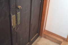 住居棟の玄関ドアの様子。(2011-10-25,周辺環境,ENTRANCE,1F)