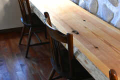 テーブルとチェアは木製で暖かみがあります。(2022-07-05,共用部,LIVINGROOM,3F)