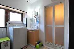 洗面台、洗濯機の様子。折り戸はバスルームです。脱衣スペースとして折り戸前にカーテンの設置予定です。(2012-08-24,共用部,OTHER,1F)