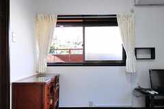 窓の先は共用ベランダです。（202号室）(2012-08-24,専有部,ROOM,2F)