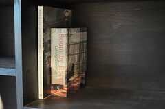 カウンターの下は本棚になっています。(2011-01-25,共用部,LIVINGROOM,1F)