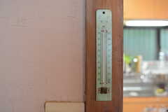 気温計が柱に取り付けられています。(2015-06-10,共用部,LIVINGROOM,1F)