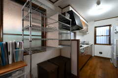 ラックには部屋ごとにスペースが割り当てられ、食材を置くことができます。(2021-11-08,共用部,KITCHEN,1F)